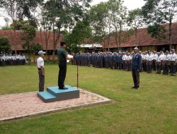 Danramil 0822/11, pimpin upacara di SMAN 1 Tapen