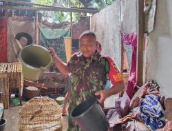 Gerak cepat,Anggota Koramil 0822/13 Tlogosari Bantu Warga Padamkan Api