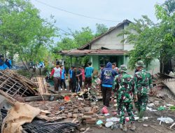 Gerak cepat, Babinsa Kodim 0822 bantu warga terdampak bencana puting beliung