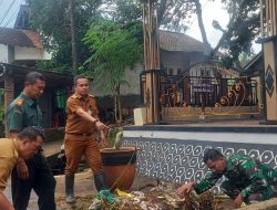 Cegah Banjir, Danramil dan Muspika Curahdami Bersihkan Selokan