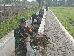 Antisipasi Luapan Air di Musim Hujan, Babinsa Pujer Gotong Royong Bersihkan Irigasi