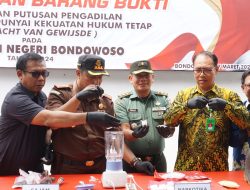 Kasdim 0822 bersama Forkopimda hadiri Pemusnahan BB di Kejari Bondowoso
