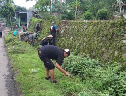 Manunggal TNI, Babinsa Curahdami bersama Warga Bersihkan Plengsengan