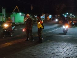 Bulan Ramadhan, Babinsa 0822/14 Prajekan Jaga Keamanan Sholat Tarawih