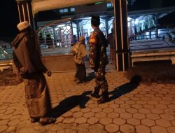 Babinsa Posramil 0822/15 Ijen Jaga Kamtibmas Saat Tarawih