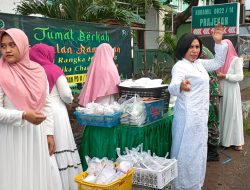 HUT Persit Ke-78, Prajurit dan Persit Bagi-Bagi Takjil dan Doa Bersama