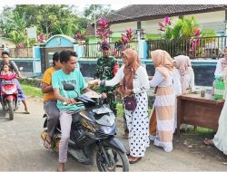 Raih Berkah di Bulan Ramadhan, Babinsa Maesan Bersama Bidan Bagikan Takjil