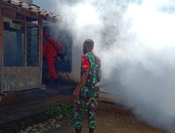 Koptu Rusli, Babinsa Pakuwesi Terdepan Dampingi Penyemprotan/Fogging.
