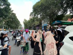 PT.Arrahman Berkah Haramain Bagikan 500 Takjil di Pusat Kota Bondowoso