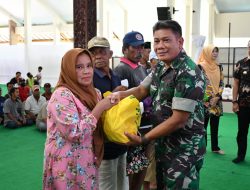 Kasdim 0822 Mayor Inf. Tanuri Hadiri Penyaluran Santunan 100 Paket Sembako Di Pendopo Bupati