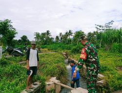 Babinsa Grujugan Bersama Petani Cek Saluran Irigasi