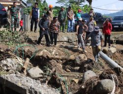Dandim 0422/LB Dampingi Pj Bupati Lampung Barat Sambangi Lokasi Banjir di Souh