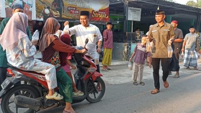 Berbagi Kebahagiaan, Pemdes Klabang Bagikan Ratusan Takjil