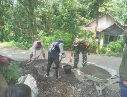 Babinsa Dadapan bersama Warga Karya Bhakti Bangun Jalan Desa