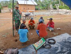 Anggota Kodim 0422/LB Komsos dengan Masyarakat dalam Kegiatan TMMD ke 120