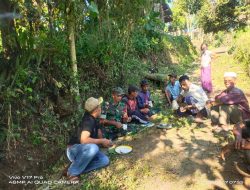 Babinsa Gubrih Bersama Warga Kerja Bakti Bersihkan Jalan Desa
