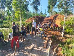Kompak, Kodim 0422/LB bersama Warga Bangun Gorong-gorong di Lokasi TMMD Ke-120