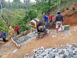 Satgas TMMD Ke-120 Kodim 0422/LB bersama Warga Kompak dan Semangat Kebut Pembuatan Gorong-gorong