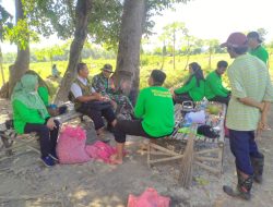 Penuh Keakraban, Babinsa Koramil 0822/14 bersama PPL Komsos di Pematang Sawah