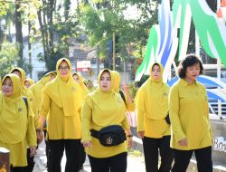 Ketua Persit Kodim 0822 bersama anggota Gelar Jalan Sehat dan Senam Kesegaran Jasmani