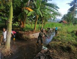 Babinsa Klampokan Bersama Warga Kompak Bersihkan Saluran Irigasi