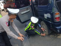 Gercep, Satlantas Bondowoso Bantu Sopir Ganti Ban Mobil