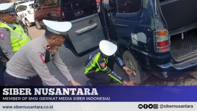 Gercep, Satlantas Bondowoso Bantu Sopir Ganti Ban Mobil