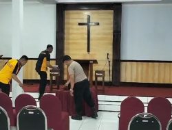 Sambut HUT Bhayangkara Ke-78, Polsek Maesan Gotong Royong Bersihkan Gereja