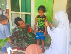 Babinsa Botolinggo Dampingi Nakes Laksanakan Posyandu