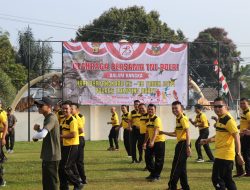 Meriahkan HUT Bhayangkara Ke-78, Letkol Inf Rinto Wijaya Olahraga Bersama Polri di Polres Lampung Barat