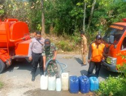 Babinsa Botolinggo Bantu Droping Air Bersih