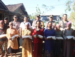 Polres Bondowoso Gandeng Komunitas Off Road, Berikan Baksos Pada Warga di Lokasi Terpencil