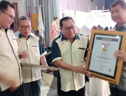 Prabowo Subianto Terima Pin Emas dari SMSI Pusat