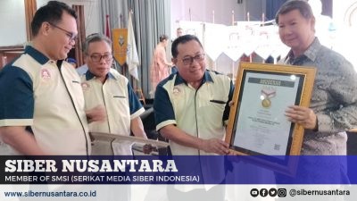 Prabowo Subianto Terima Pin Emas dari SMSI Pusat