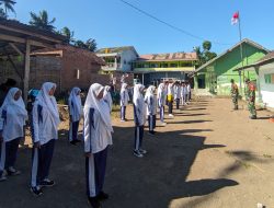 Tanamkan Bela Negara Sejak Dini, Babinsa Posramil Jambesari Melatih PBB Siswa-siswi Mambaul Ulum