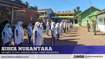Tanamkan Bela Negara Sejak Dini, Babinsa Posramil Jambesari Melatih PBB Siswa-siswi Mambaul Ulum