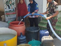 Bantu Warga, Babinsa Botolinggo Bersinergi dengan Pemerintah Dropping Air Bersih