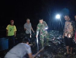 Bersama Rakyat, Kopda Andika Babinsa Koramil 0422-05/Belalau Bantu Warga Memadamkan Api.