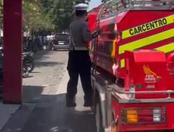 Personel Satlantas Polres Bondowoso, Sigap Bantu Memadamkan Kebakaran di SMKN 1 Bondowoso