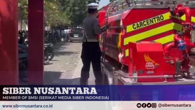 Personel Satlantas Polres Bondowoso, Sigap Bantu Memadamkan Kebakaran di SMKN 1 Bondowoso