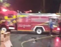 Gercep! Damkar Bersihkan Pecahan Kaca di Depan Kantor Pos, Perempatan Alun-Alun Bondowoso