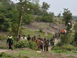Kapolres Bondowoso Bersama Forkopimda Menembus Jalan Terjal, Pastikan Distribusi Logistik Pilkada di Lokasi Terpencil Aman