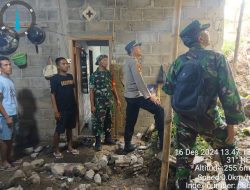 Gercep, Polsek Klabang membantu Rumah yang Terkena Tanah Longsor di Desa Leprak