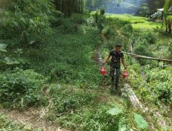 Satgas TMMD 123 Bondowoso Angkut Air Dengan Ember, Untuk Adukan Semen dan Pasir