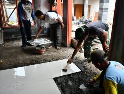H+7 Satgas TMMD Bondowoso Bersama Warga Mulai Pasang Keramik Mushola