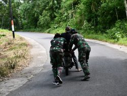 Jalan Menanjak, Anggota Satgas TMMD Bondowoso Kompak Dorong Motor