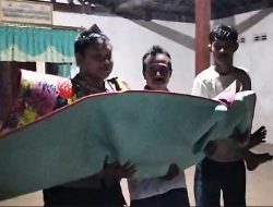 Sinergitas Polisi dan TNI Evakuasi Warga Terdampak Banjir di Kota Mojokerto