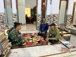 Jalin Keakraban Anggota TMMD Ke-123 “Ngobrol Santai” Di Rumah Warga”