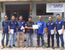 Lulus dan dinyatakan Kompeten, Ketua SMSI Bondowoso Serahkan Sertifikat UKW