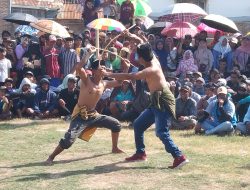 Ratusan Warga Hadiri Pergelaran Budaya Ojung, Dalam Rangka Selamatan Desa Taal Bondowoso